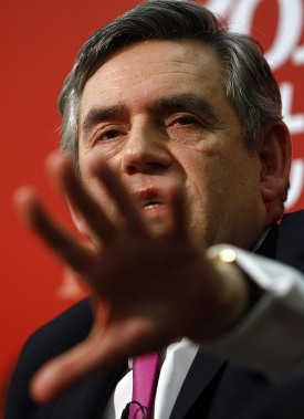 Gordon Brown nen&iacute; ž&aacute;dn&aacute; křehk&aacute; květinka, br&aacute;n&iacute; ho spolupracovn&iacute;ci.